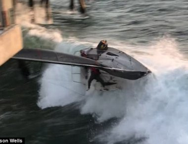 Καλιφόρνια: Η στιγμή που κύμα «πετάει» σκάφος στην ακτή (βίντεο)